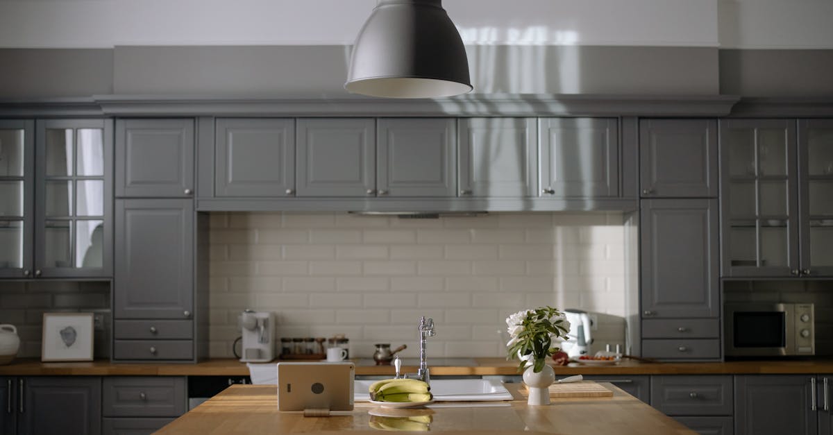 Function Meets Style: Practical Customisation Solutions for Kitchen Cabinets