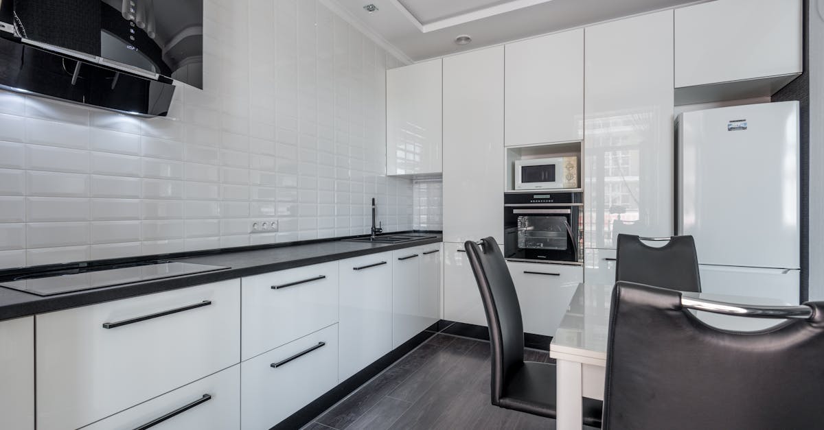 Understanding Kitchen Cabinet Materials Through Showroom Samples